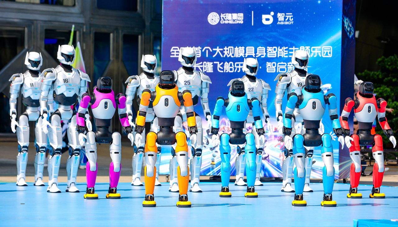 Hundratals robotar börjar arbeta på temapark