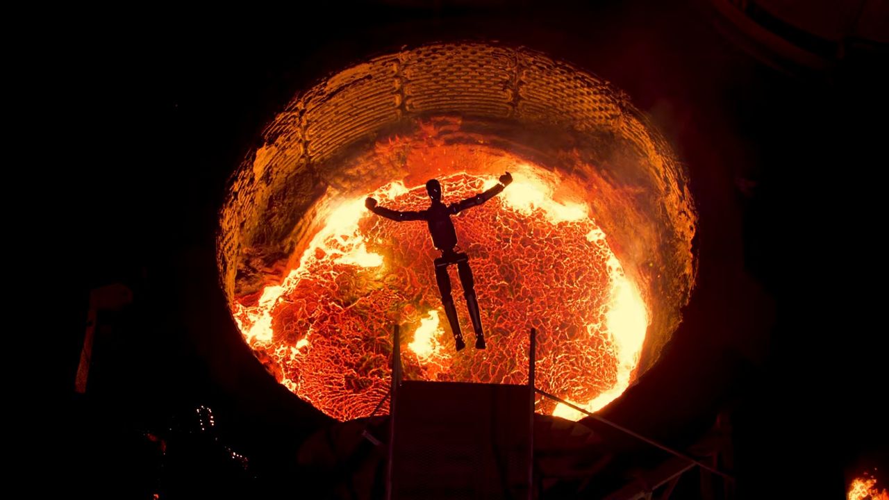 Arnold Schwarzenegger skrotar robotar i Finland