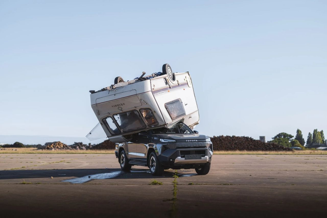 Toyota släpper husvagn på Hilux