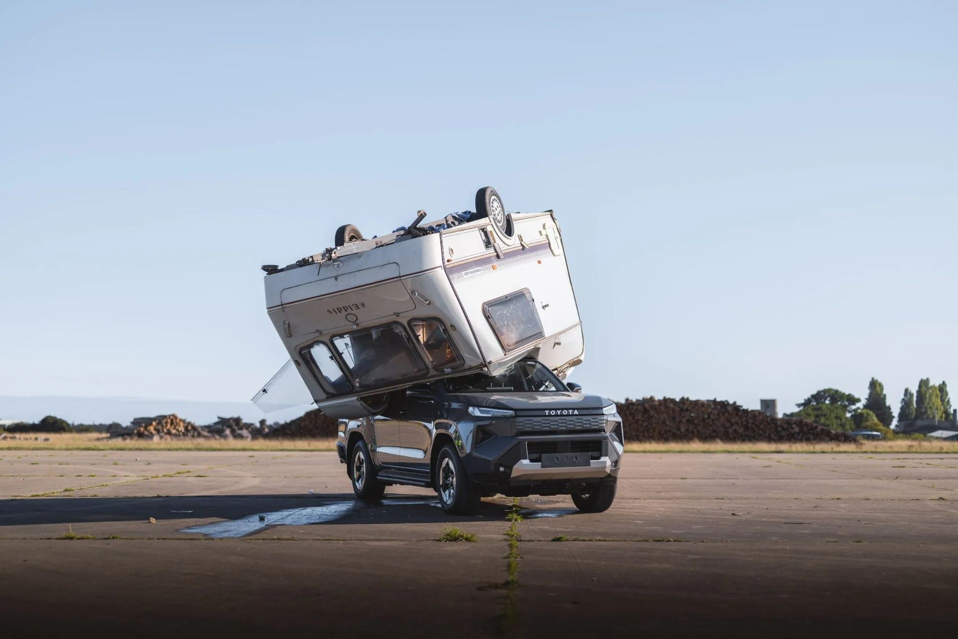 Toyota släpper husvagn på Hilux 