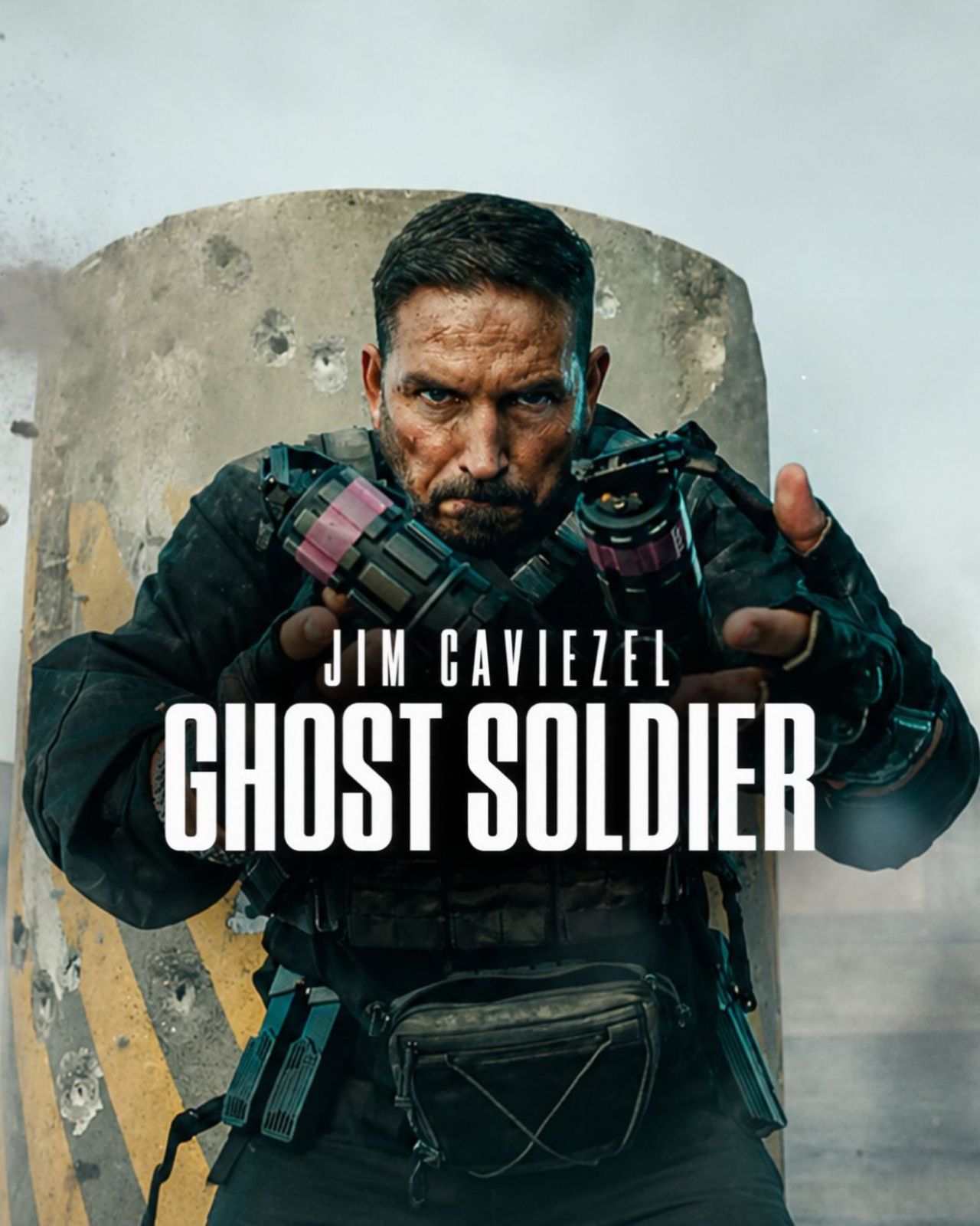 Jim Caviezel lattjar runt med feta vapen i ny film