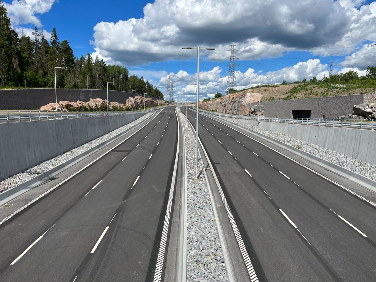 Nya delar av E18 får göras om efter kritik