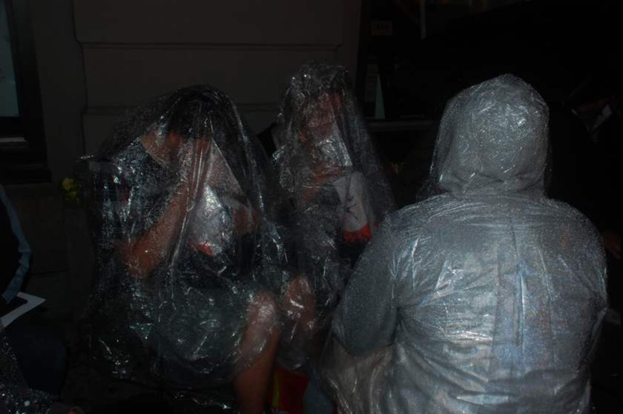 Över 150 trotsar regnet