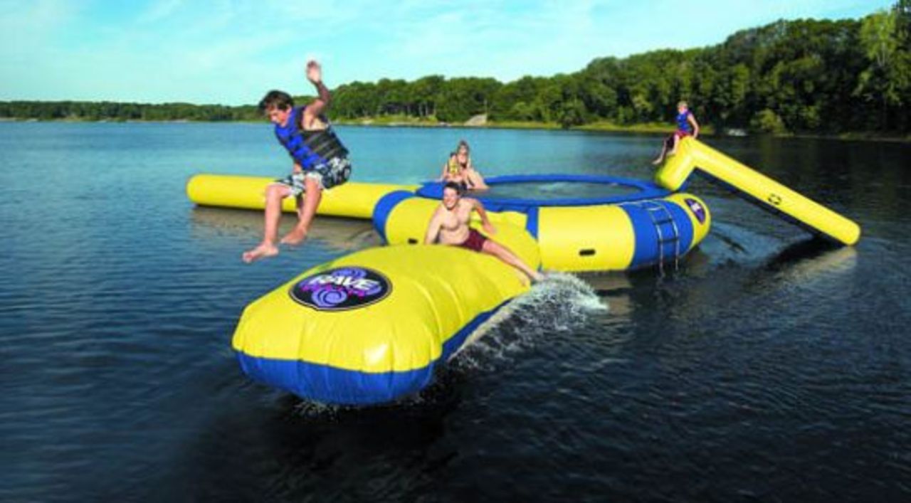 Vattenlek vid sommarstugan