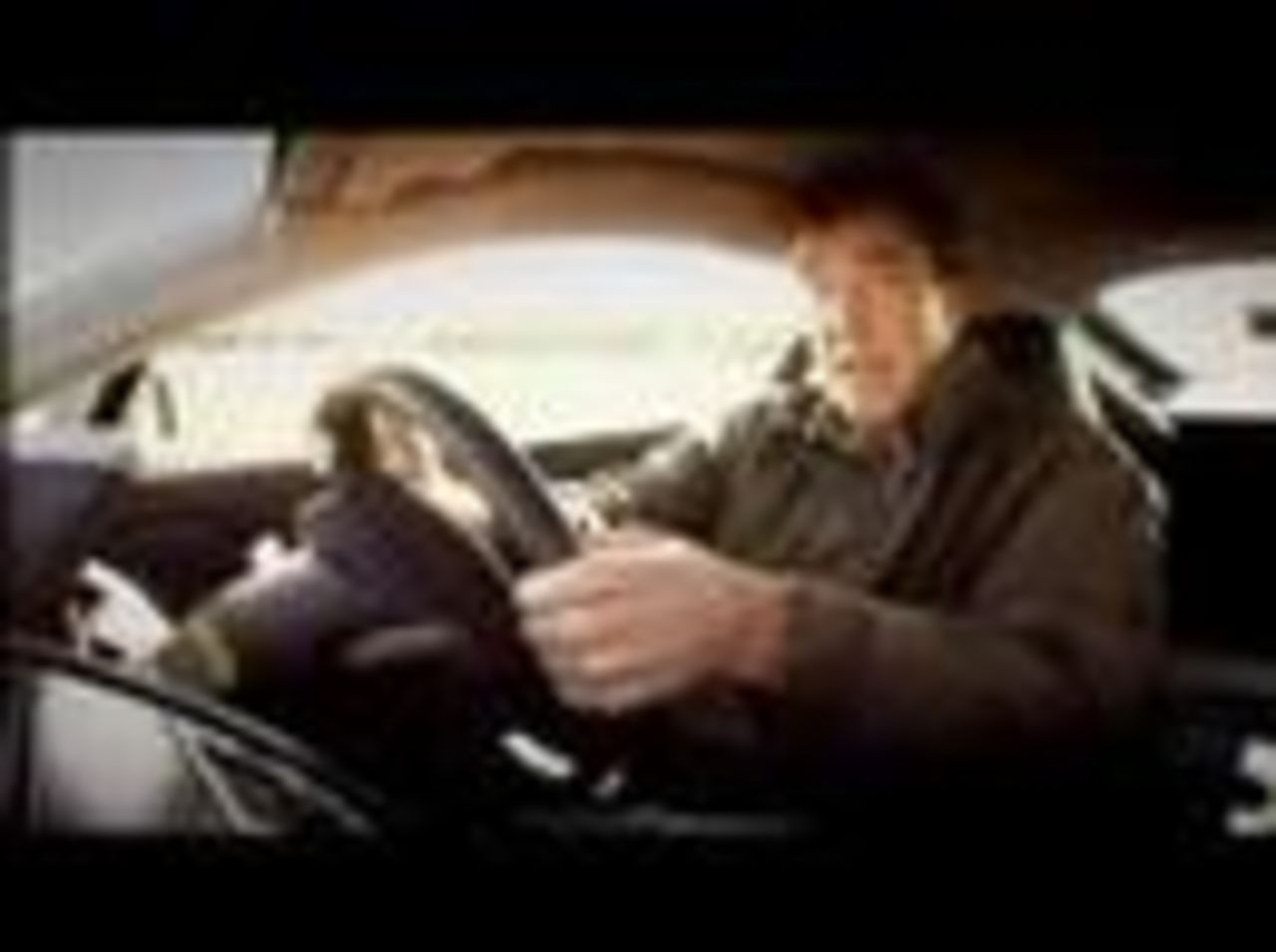 VIDEO: Jaguar XKR möter Aston Martin V8 Vantage