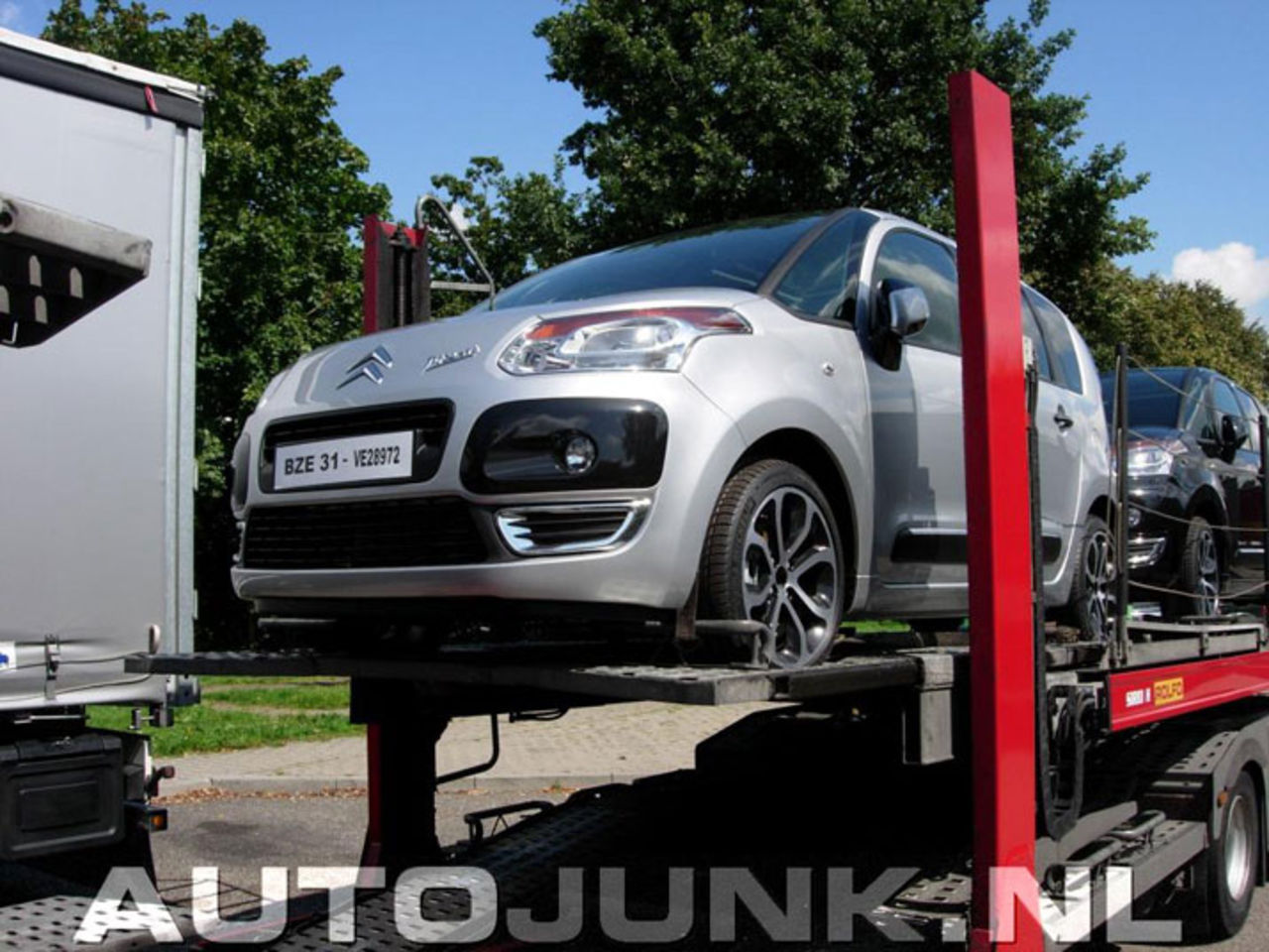 Citroen C3 Picasso skådad i det fria