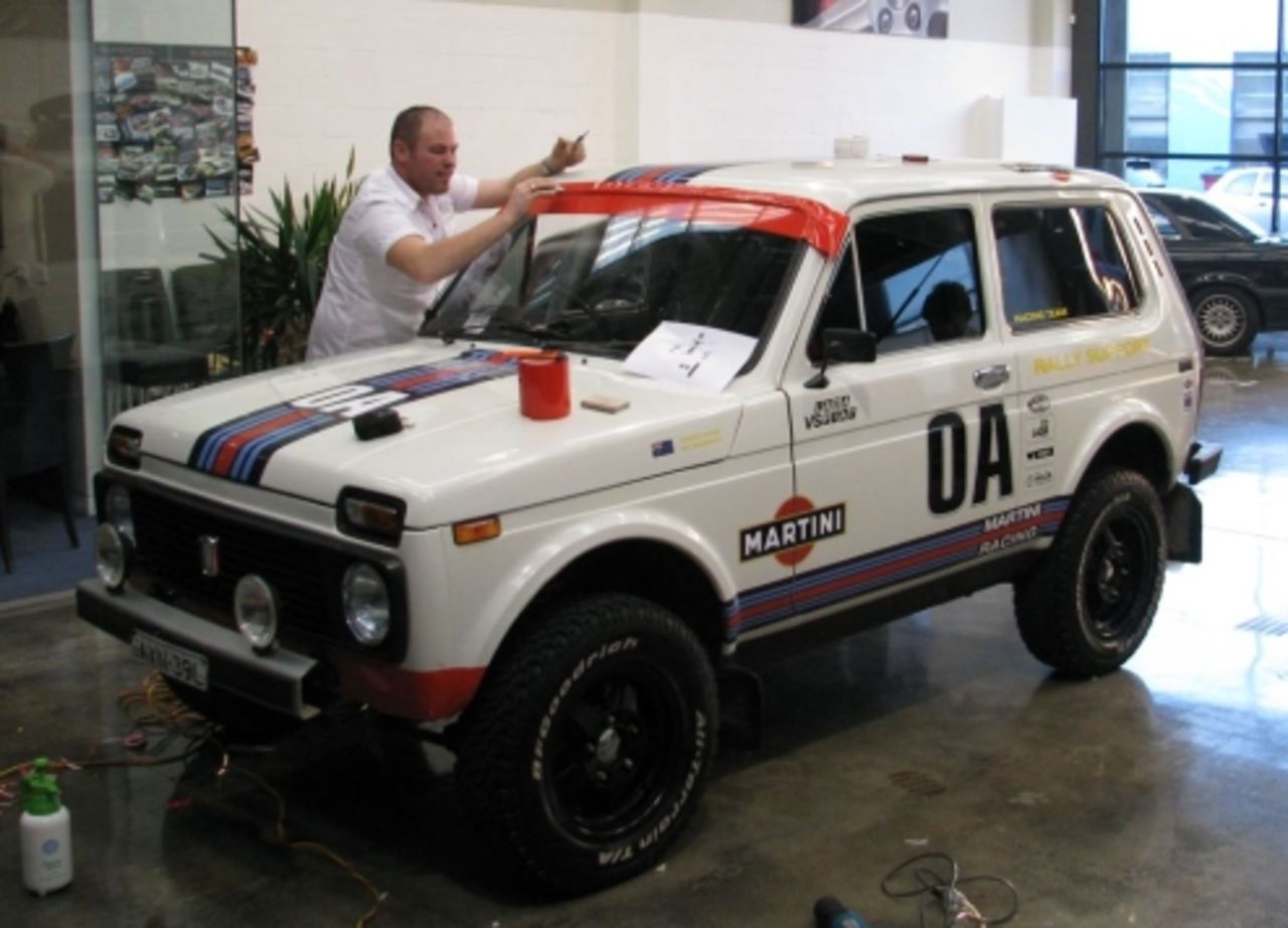 Lada Niva med Martini-styling