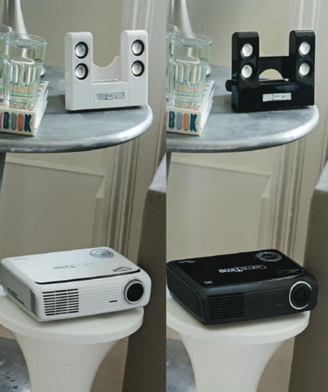 Två projektorer med matchande högtalare