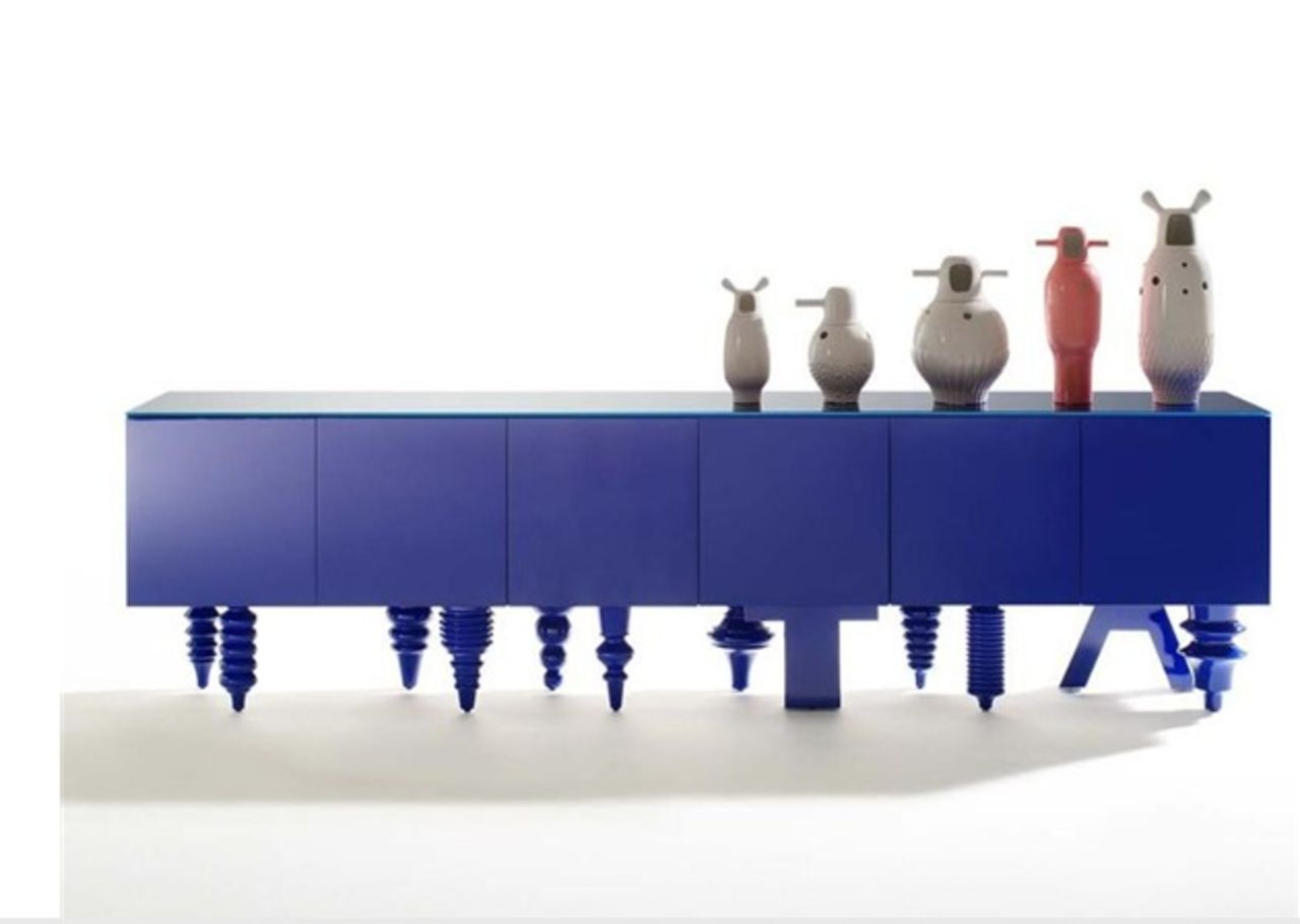 Skåp med en massa ben