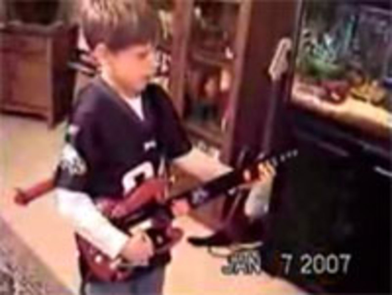 Tokig lillkille lirar Guitarr Hero