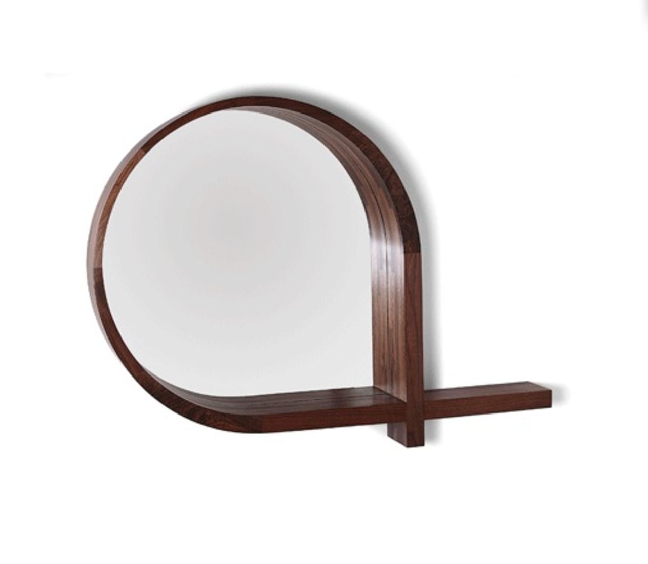 Spegel och liten hylla i ett