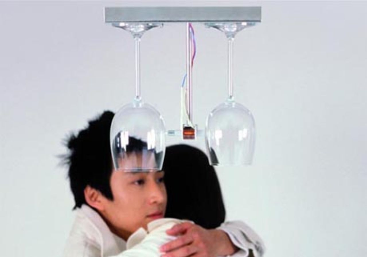 Dörrklocka av två vinglas