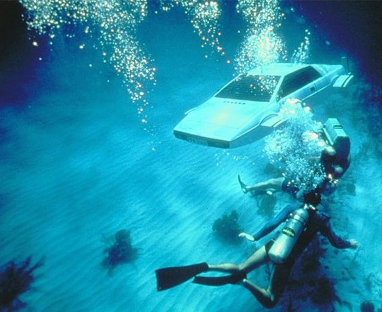 Bonds Lotus Esprit på auktion