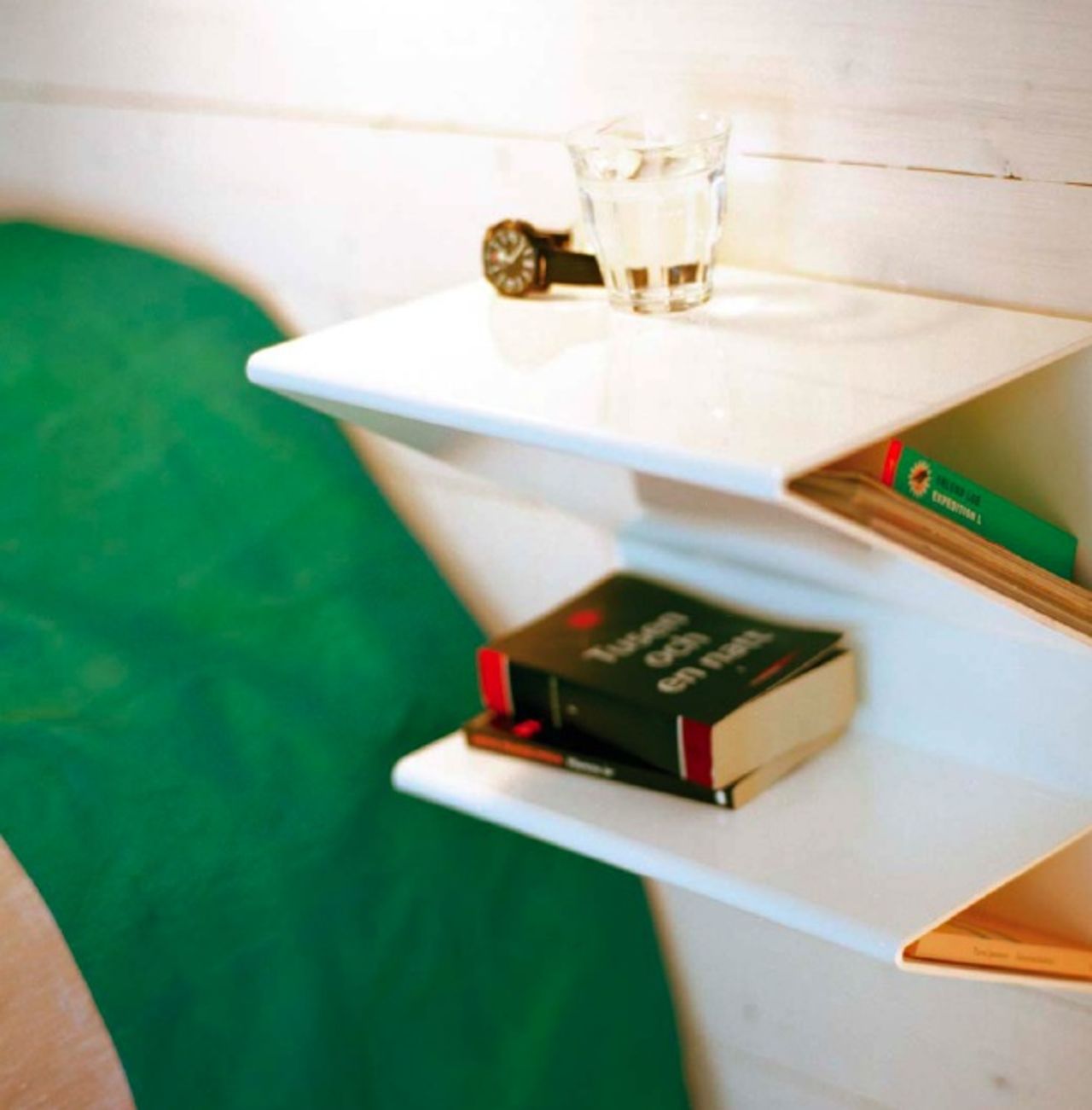 Ett sängbord från Maze International