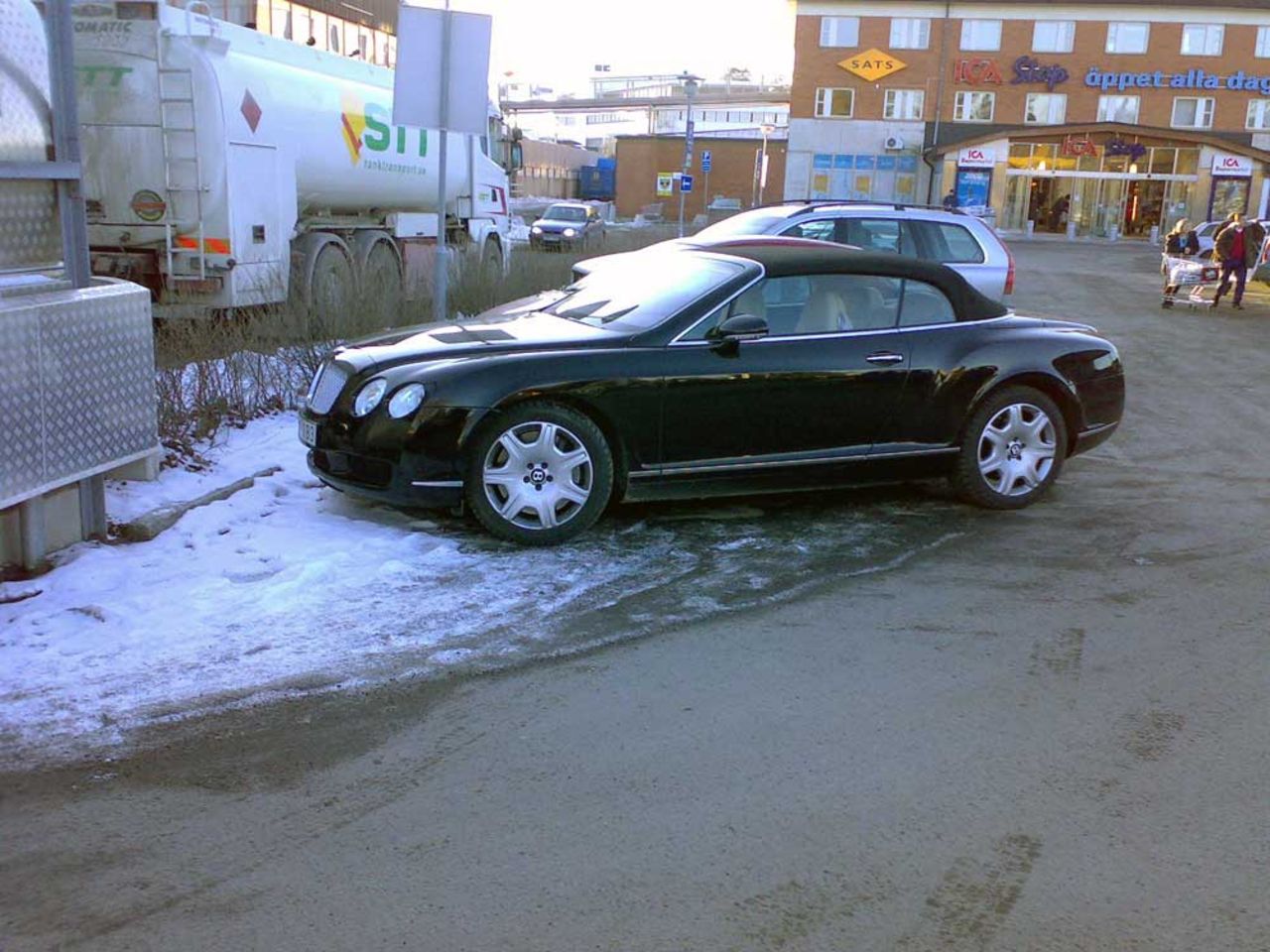 Carspotting: Bentley Continental GTC i snön