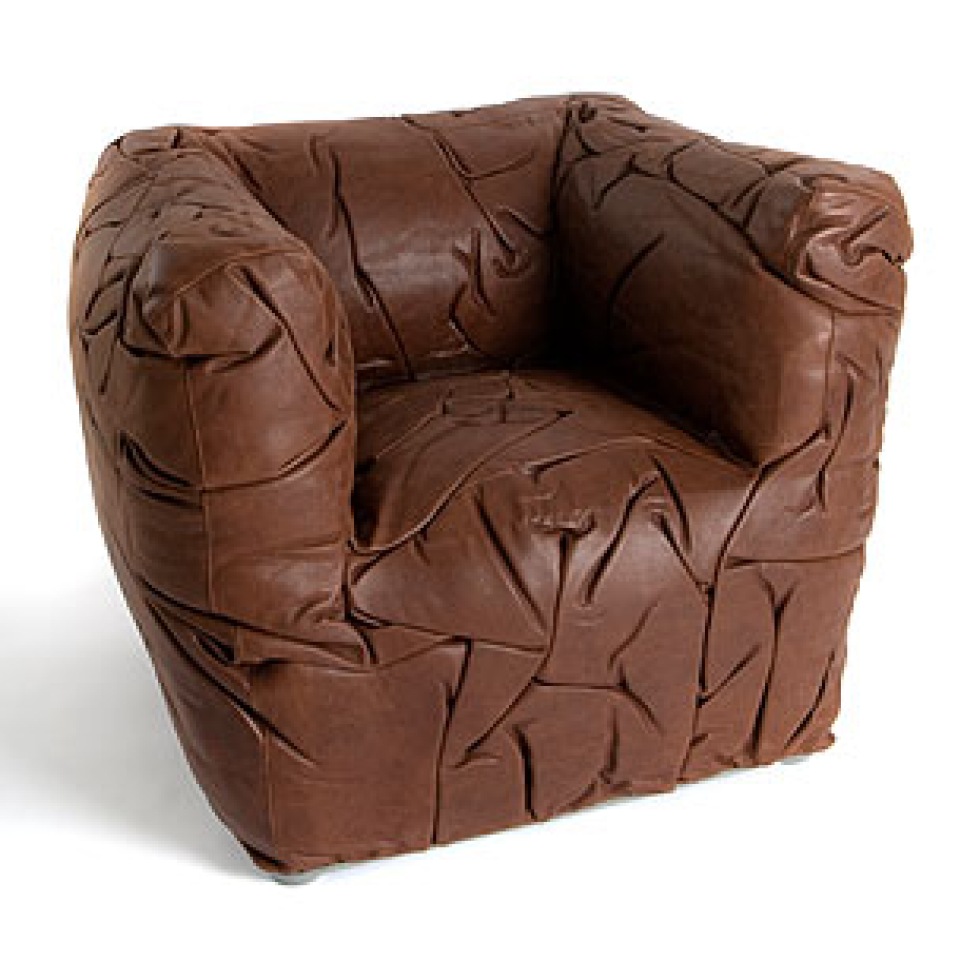 En skrynklig läderfåtölj