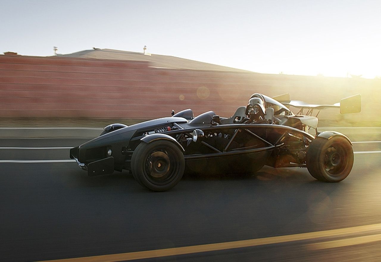 Darth Vader i en Ariel Atom