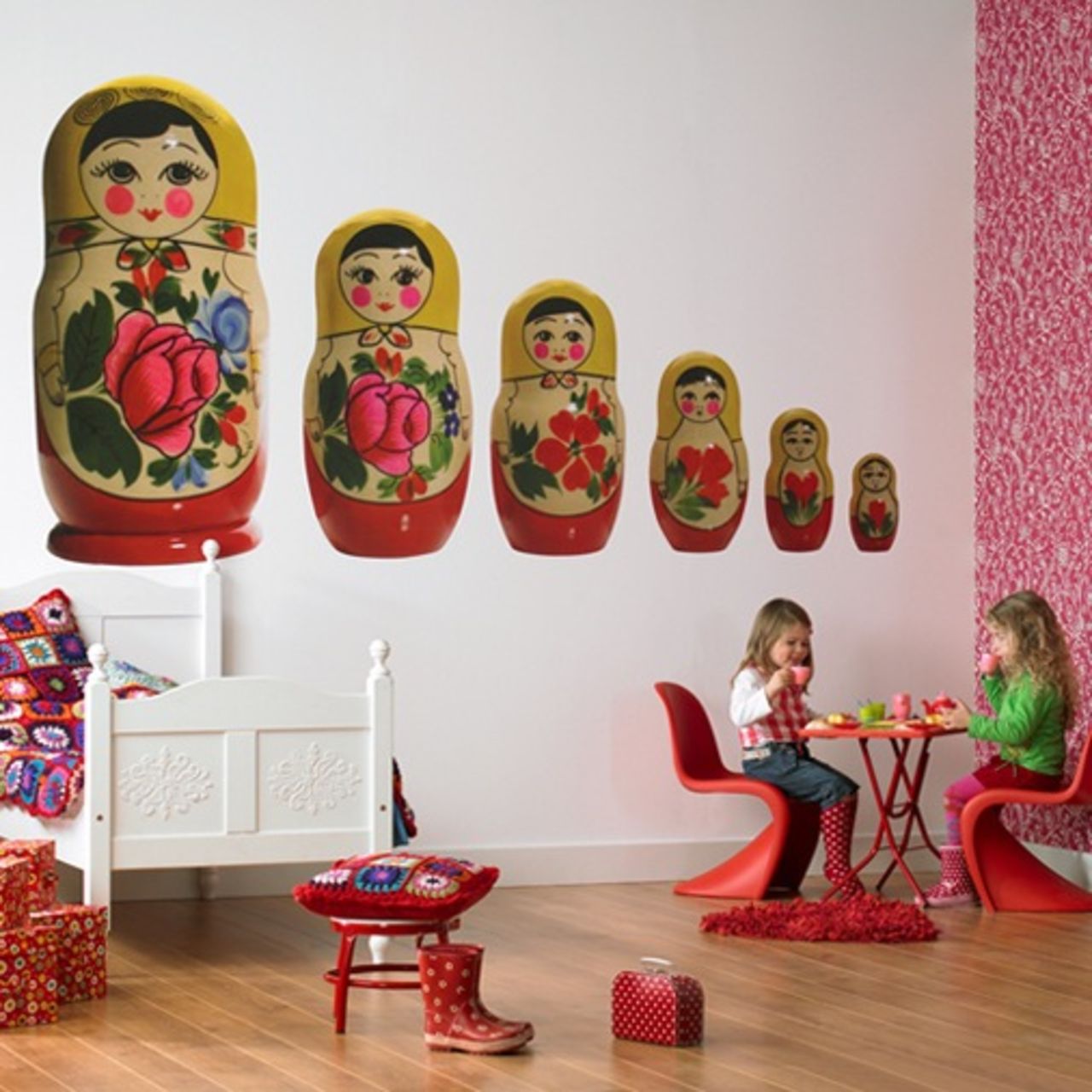 Gigantiska ryssdockor på väggen