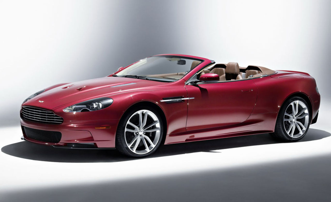Aston Martin DBS Volante tittar fram