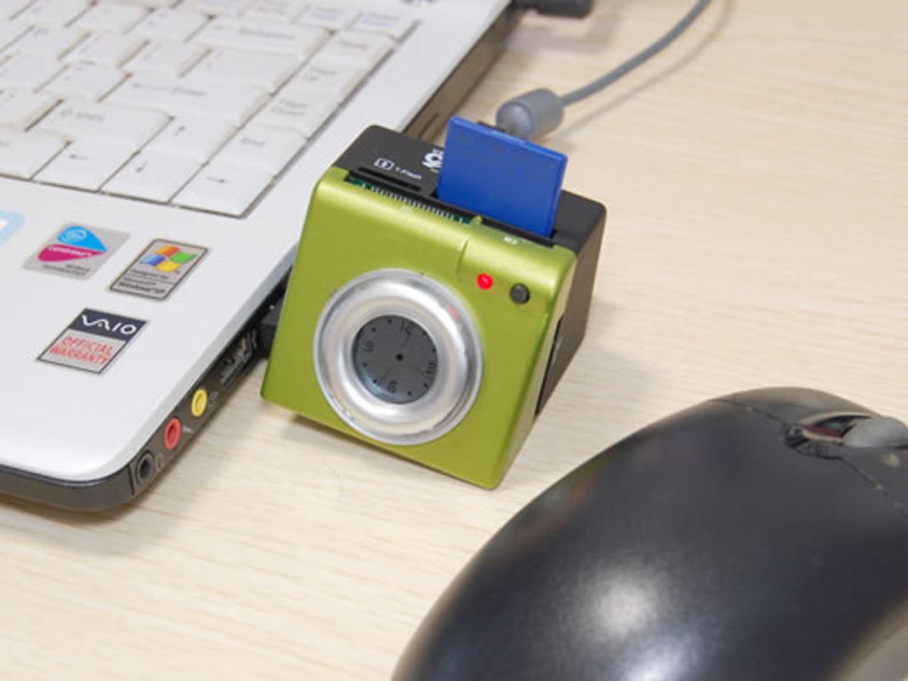 USB-hub med klocka och kortläsare