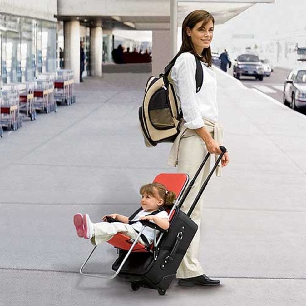 Брать детей в путешествия. Коляска для детей для путешествий. Детские коляски для аэропорта. Ребенок в коляске. Коляска-чемодан для ребенка.