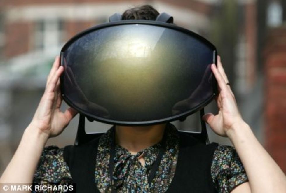 Virtual Cocoon - VR-hjälm med stöd för alla sinnen