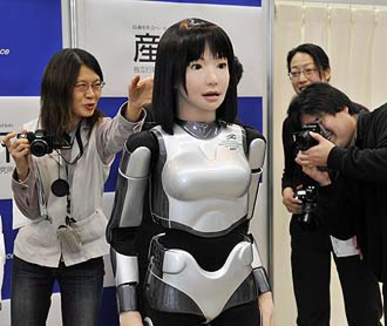 HRP-4C - en robot på catwalken